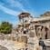 Ruinas antiguas con columnas y arcos